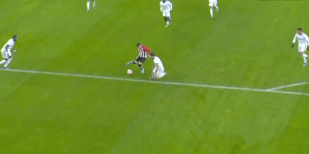 太开心了，马斯切拉诺赛后发布会上遭球员们啤酒浴“突袭”