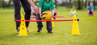 第9分钟 ｜ 伊尔迪兹在禁区内狭小空间摆脱防守起脚射门，穆里奇做出扑救 ⚪️⚫️ #萨索罗尤文 [0-0] 来源：尤文官方推特